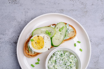 Open sandwich with vegetables