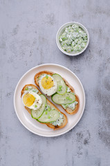 Open sandwich with vegetables