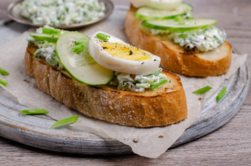 Open sandwich with vegetables