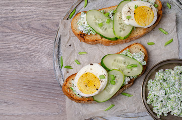 Open sandwich with vegetables
