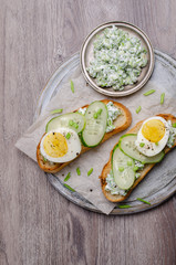 Open sandwich with vegetables
