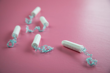 Tampons auf Rosa Hintergrund für weibliche Hygiene bei Menstruation Periode Zyklus