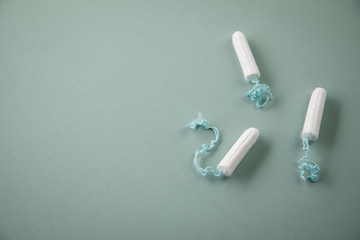 Tampons auf Mint Hintergrund für weibliche Hygiene bei Menstruation Periode Zyklus