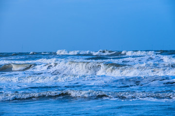 Starke Brandung an der K&uuml;ste der Nordsee