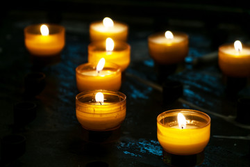 Kerzen in einer Kirche