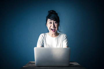 驚いた表情をしている女性