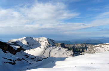 Fototapeta na wymiar Montañas del Parque Nacional de Ordesa nevadas