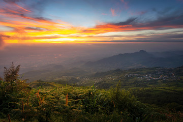 Obraz premium Sunrise mountain view of Phu Tab Berk hill Panorama in Phetchabun, Thailand .