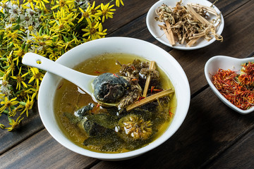 Motherwort safflower stewed black chicken soup / female nourishing yin soup
