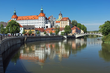 Fototapeta premium Neuburg an der Donau, Niemcy. Zamek Neuburg, rezydencja książąt Palatynatu-Neuburga, odzwierciedlona w Dunaju w słoneczny dzień. Renesansowy zamek został zbudowany w latach 1530-1545.