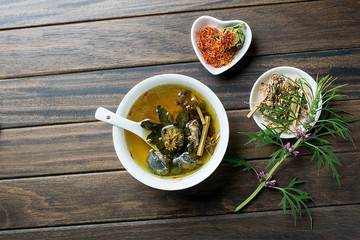 Motherwort safflower stewed black chicken soup / female nourishing yin soup