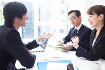 明るい職場で笑顔で意見を交し合う雰囲気の良い職場イメージ