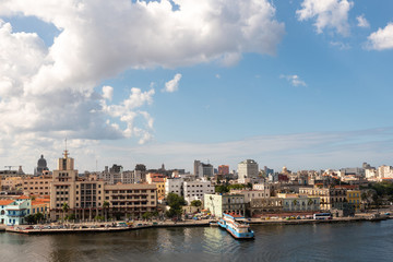 Naklejka premium Blick auf Altstadt von Havanna Kuba mit fährterminal