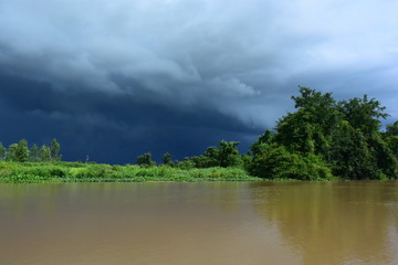 Obraz na płótnie Canvas brown river and storm