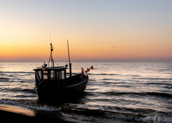 Fischerboot in der Abenddämmerung