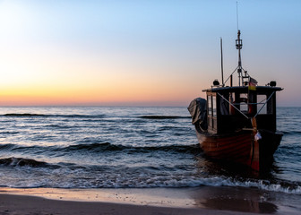 Fototapeta na wymiar Fischerboot in der Abenddämmerung