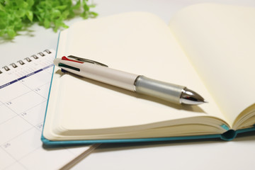 ノートとペンとカレンダー