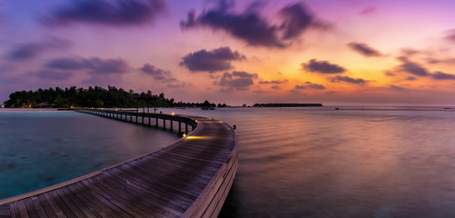 Panorama eines romantischen Sonnenunterganges über einer tropischen Insel auf den Malediven