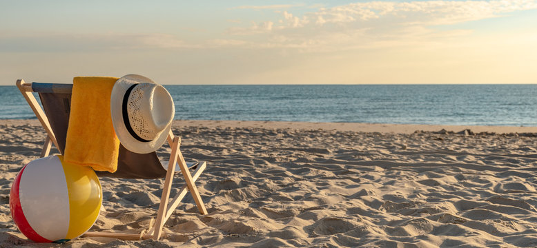 Liegestuhl am Strand - Sonnenaufgang