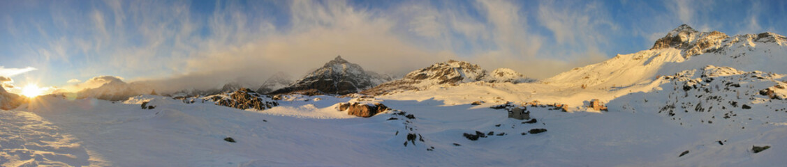 Fototapeta na wymiar Alpe Prabello e rifugio Cristina in Valmalenco - vista invernale al tramonto