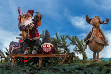 Witzige Weihnachtsdekoration mit Nikolaus, Elch  und Eule