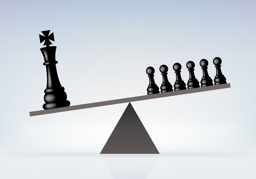 Concept de la domination d&rsquo;une monarchie sur son peuple avec le roi face &agrave; ses sujets, symbolis&eacute;s par des &eacute;checs, faisant pencher une balance de son c&ocirc;t&eacute;