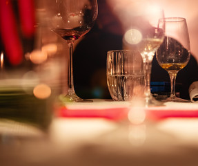 Leere Gläser auf einem Tisch