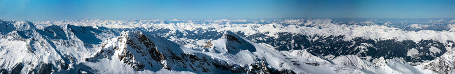 Fototapeta na wymiar Winter landscape of mountains in Alps 