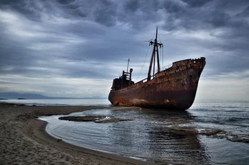 Papier Peint photo Naufrage Dimitrios est un vieux navire naufragé sur la côte grecque et abandonné sur la plage