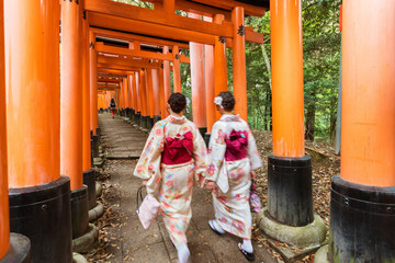 Tourist admiring the structure of Fushimi Inari Taisha Shrine in Kyoto, Japan