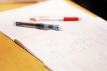 数学のノートとペン