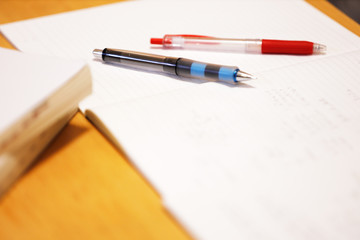 数学のノートとペン