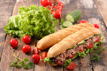 sandwich with tuna and tomato