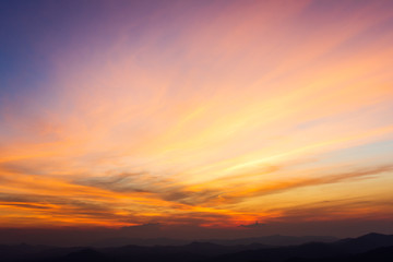 Fototapeta premium kolorowe dramatyczne niebo z chmurą o zachodzie słońca.