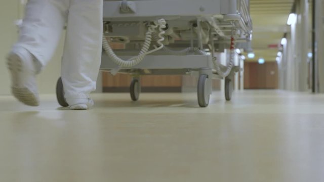 Spitalbett durch den Gang schieben