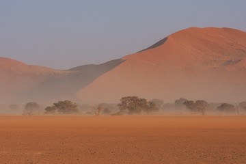 Fototapeta na wymiar Sandsturm im Namib-Naukluft-Nationalpark in der Sossusvlei-Region in Namibia