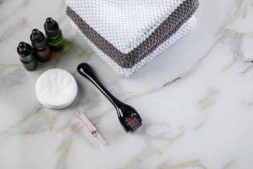 Dermaroller und Kosmetik Pflege Ampulle zum  Microneedling für Anti Aging Lifting Anwendung in Schönheit Salon 