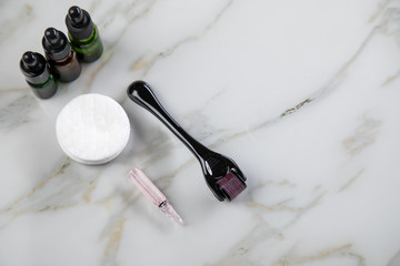 Dermaroller und Kosmetik Pflege Ampulle zum  Microneedling für Anti Aging Lifting Anwendung in...