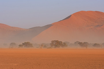 Sandsturm im Namib-Naukluft-Nationalpark in der Sossusvlei-Region in Namibia