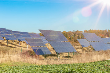 montierte Solarpanel als Teil einer großen Photovoltaik anlge auf einem Feld / Wiese 