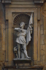 Fototapeta na wymiar Statue of a hero, Florence, Italy