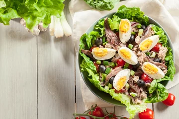 Crédence de cuisine en verre imprimé Plats de repas Nicoise Salad with tuna, anchovy, eggs and tomatoes