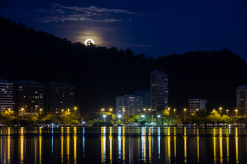 Obraz premium born of the full moon, in Lagoon Rodrigo de Freitas in rio de janeiro.