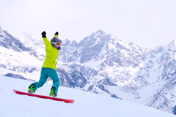 Fototapeta na wymiar Snowboarder running down slope