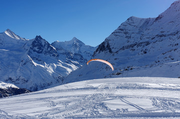 Parapente partant d'une piste de ski