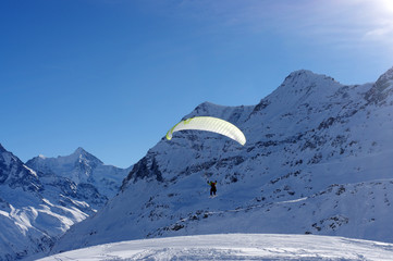 Parapente à ski atterrissant dans la neige