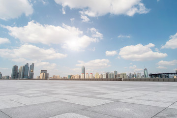 Obraz premium Empty marble floors and city views under the blue sky
