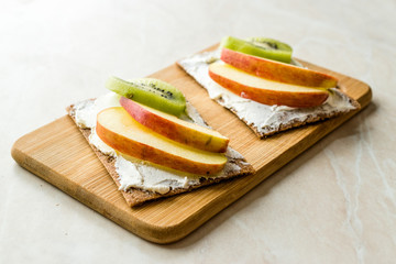 Rye Cripsbread with Cream Cheese, Apple Slices and Kiwi Fruit / Healthy Snacks Recipe.