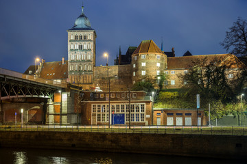 Burgtor in Lübeck am Abend entzerrt