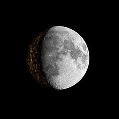 Obraz premium Fikcja zamieszkałego Księżyca na tle czarnej przestrzeni
